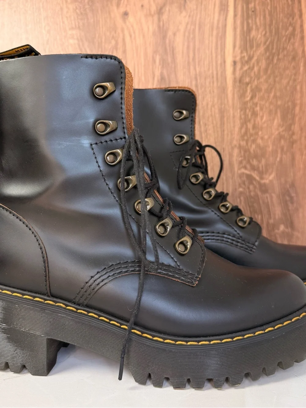 Dr. Martens Women's Leona Platform Boot US Size 9 EU41 - Picture 1 of 4